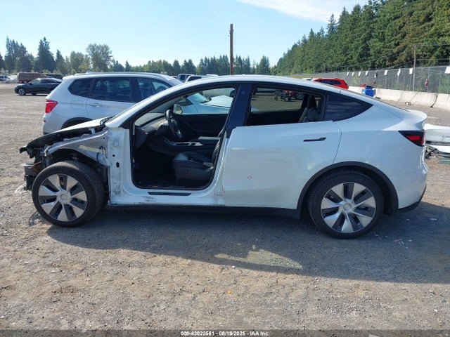 7SAYGAEE2NF316018 Tesla Model Y