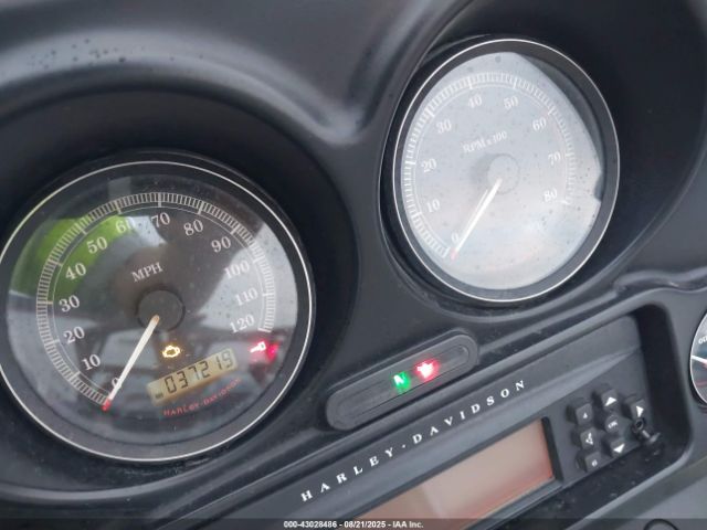 2011 HARLEY-DAVIDSON FLHTCU 1HD1FC414BB653203 Photo 6