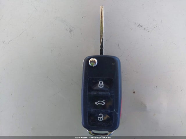 WVGAV7AX3FW551177 Volkswagen 2015