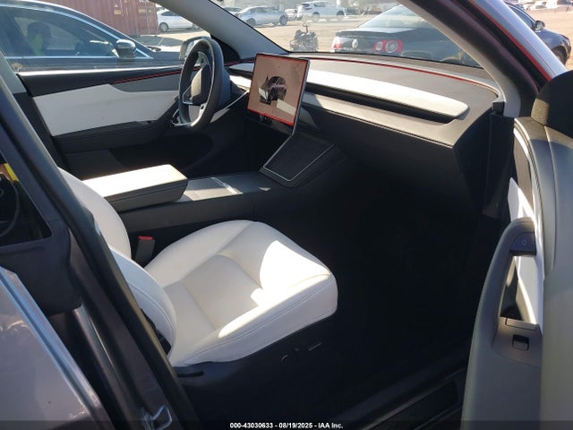 2026 TESLA MODEL Y 7SAYGDEE7TF342225 Photo 4