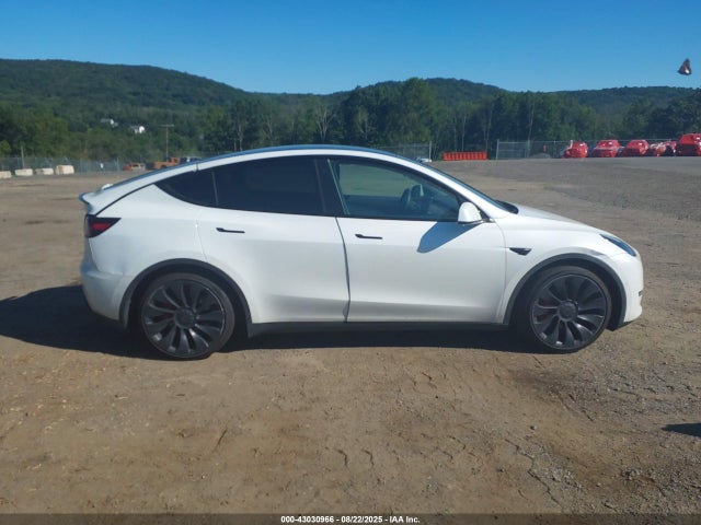 Tesla Model Y 2022 7SAYGDEF2NF519002 Image 13