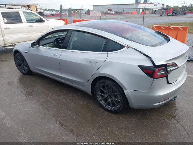 2018 TESLA MODEL 3 5YJ3E1EA8JF007061 Photo 2