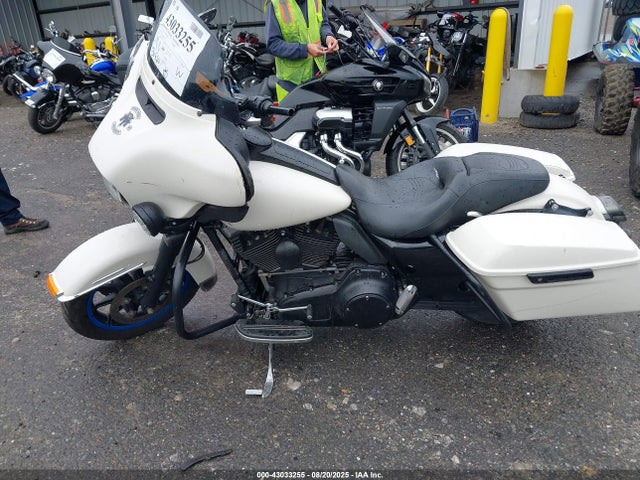 Harley-Davidson Twin Cam 103 2014 1HD1FMM19EB687034 Image 18
