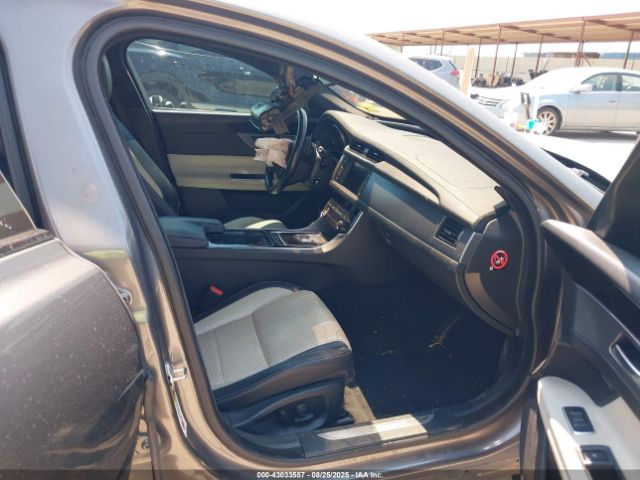 2017 JAGUAR XF SAJBL4BV2HCY29230 Photo 4