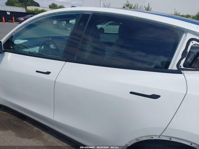Tesla Model Y 2021 5YJYGAEE5MF205149 Image 13