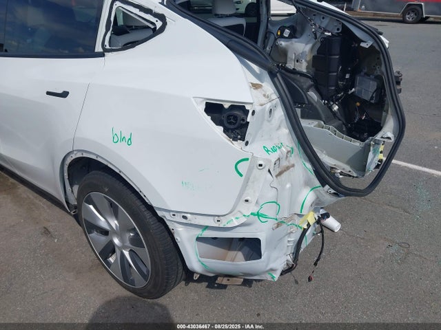 Tesla Model Y 2021 5YJYGAEE5MF205149 Image 18