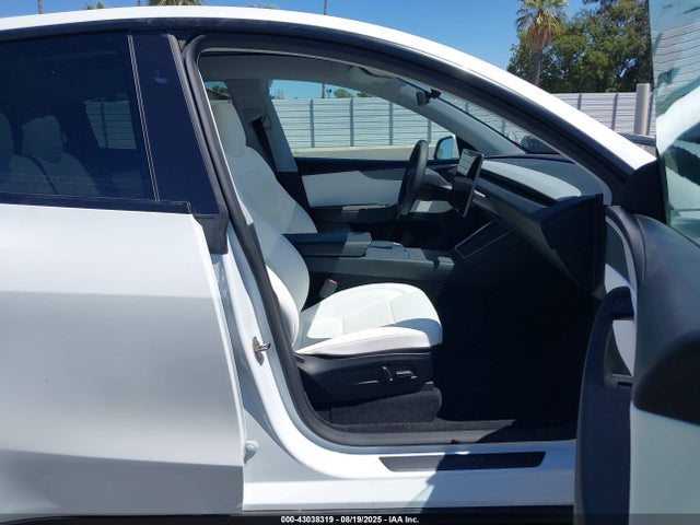 2026 TESLA MODEL Y 7SAYGDEE1TF328952 Photo 4