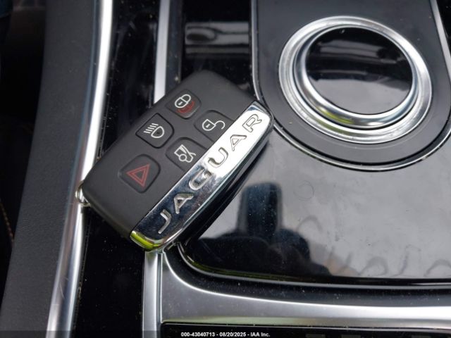 2019 JAGUAR XE SAJAK4GX1KCP53659 Photo 10