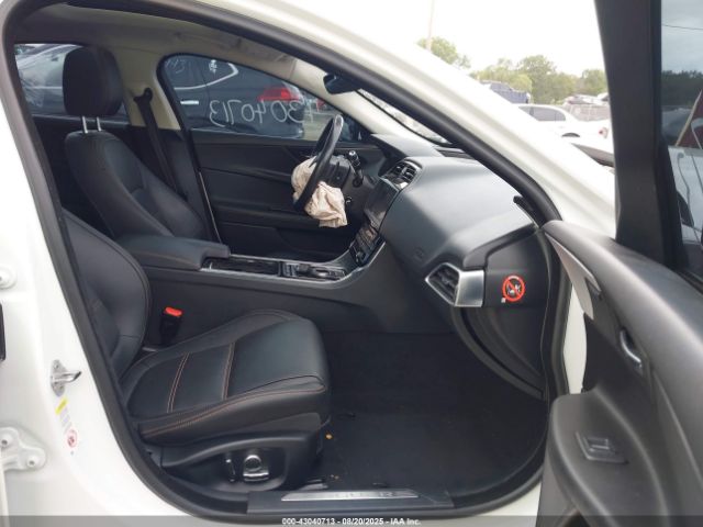 2019 JAGUAR XE SAJAK4GX1KCP53659 Photo 4