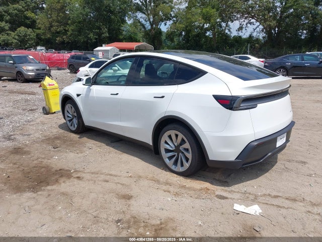 2026 TESLA MODEL Y 7SAYGDEEXTA451369 Photo 2