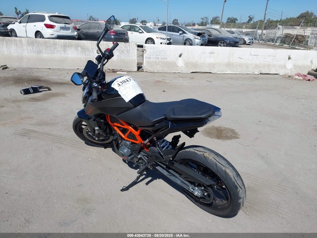 KTM Duke 2023 MD2JPJ40XPC241096 Image 3