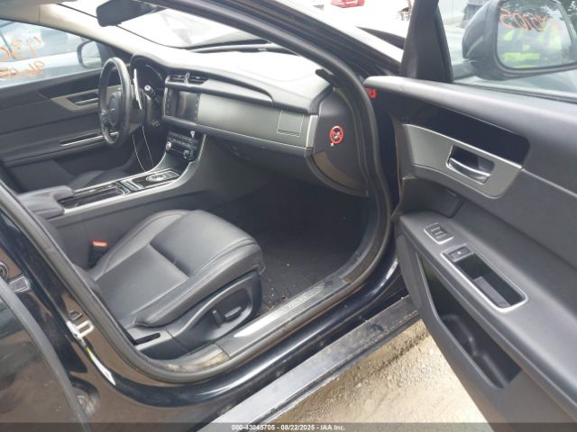2017 JAGUAR XF SAJBS4BV3HCY26565 Photo 4