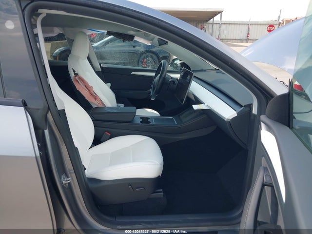 2025 TESLA MODEL Y 7SAYGDEE9SA347647 Photo 4