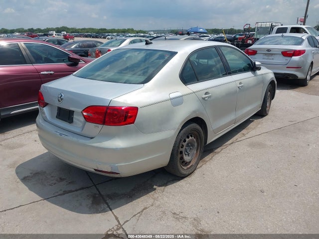 3VWD17AJ1EM270967 Volkswagen Jetta