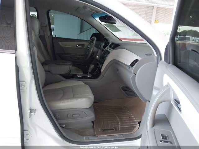 43051180 :رقم المزاد ، 1GNKRHKD3HJ156592 vin ، 2017 Chevrolet Traverse 2lt مزاد بيع