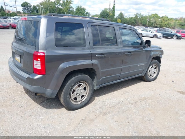 1C4NJPBA4GD670221 Jeep 2016