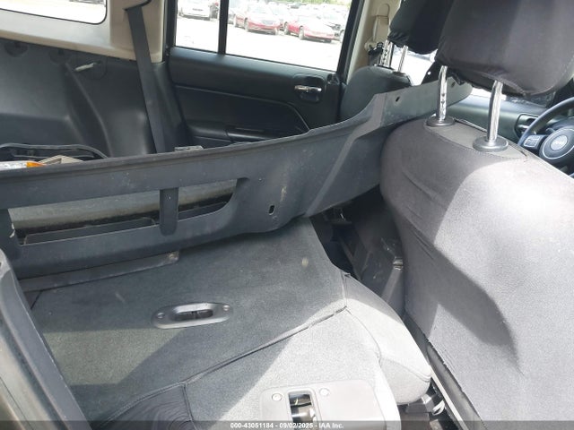 1C4NJPBA4GD670221 Jeep 2016