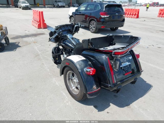 2017 HARLEY-DAVIDSON FLHTCUTG 1HD1MAD16HB852496 Photo 2