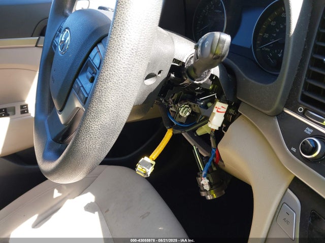 KMHD74LF2HU401957 Hyundai Elantra
