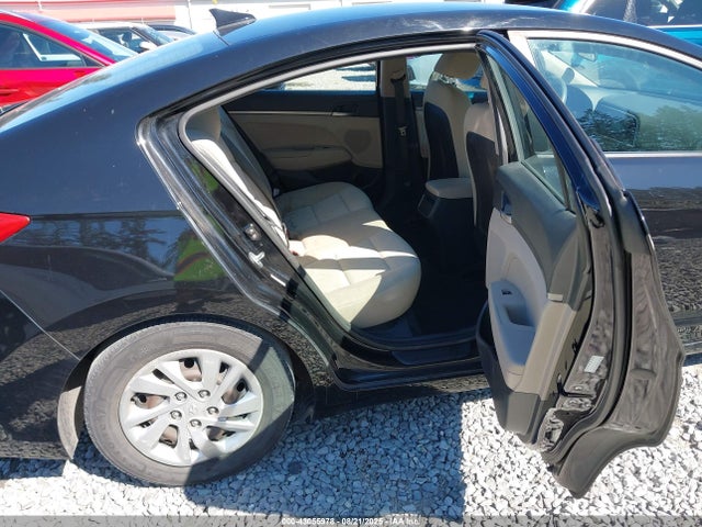 KMHD74LF2HU401957 Hyundai Elantra