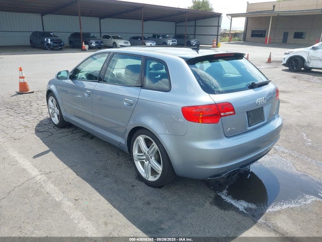 2013 AUDI A3 WAUMFAFM3DA028887 Photo 2