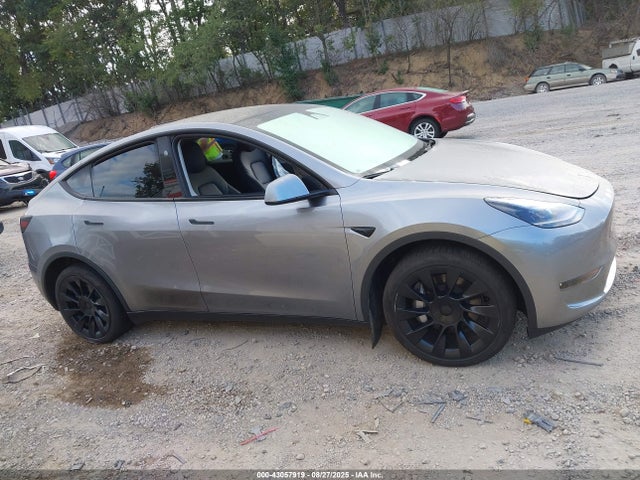 Tesla Model Y 2024 7SAYGDEE2RA269335 Image 13
