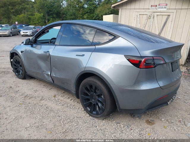 Tesla Model Y 2024 7SAYGDEE2RA269335 Image 3