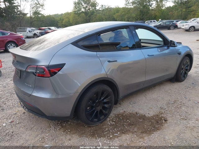 Tesla Model Y 2024 7SAYGDEE2RA269335 Image 4