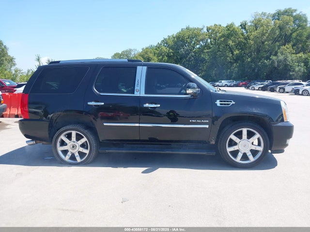 43058172 :رقم المزاد ، 1GYS4CEF6BR155589 vin ، 2011 Cadillac Escalade Premium مزاد بيع