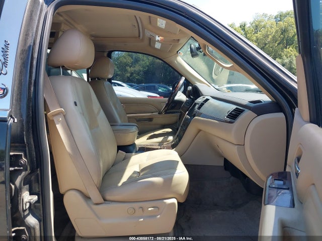 43058172 :رقم المزاد ، 1GYS4CEF6BR155589 vin ، 2011 Cadillac Escalade Premium مزاد بيع