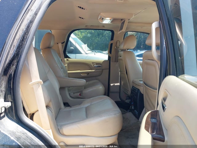43058172 :رقم المزاد ، 1GYS4CEF6BR155589 vin ، 2011 Cadillac Escalade Premium مزاد بيع