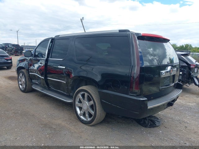 2011 CADILLAC ESCALADE ESV 1GYS4HEF2BR399494 Photo 2