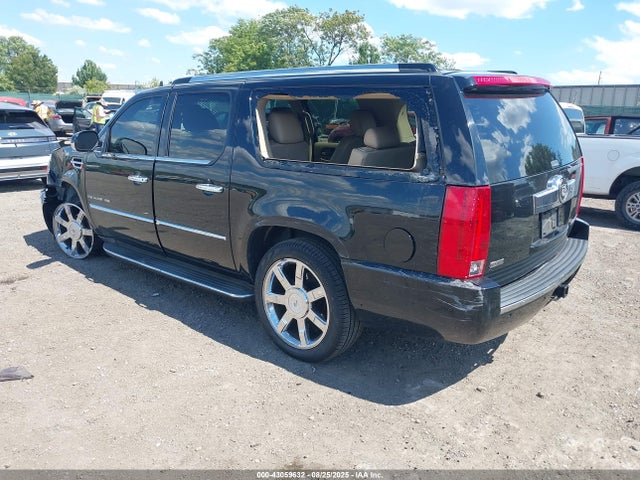 2011 CADILLAC ESCALADE ESV 1GYS4HEF8BR398558 Photo 2
