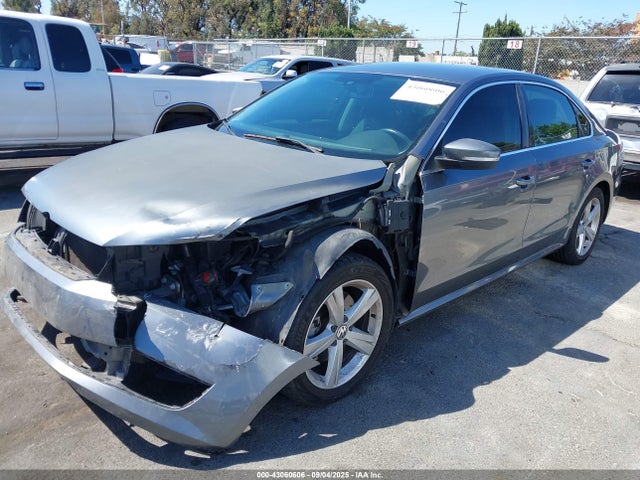 Volkswagen Passat 2015 1VWAT7A33FC103642 Image 2