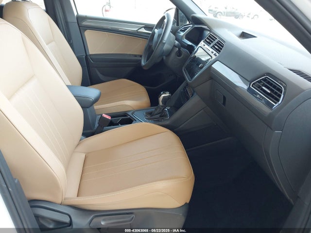 3VVCB7AX5NM097262 Volkswagen Tiguan