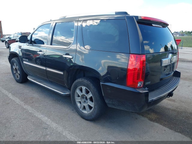 2011 CADILLAC ESCALADE 1GYS3BEF6BR215187 Photo 2