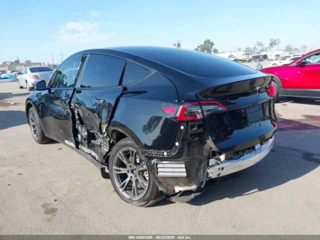 2025 TESLA MODEL Y 7SAYGDED9SF278016 Photo 2