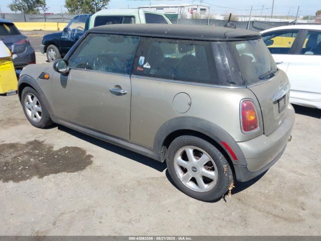2010 MINI COOPER WMWMF3C55ATZ25184 Photo 2