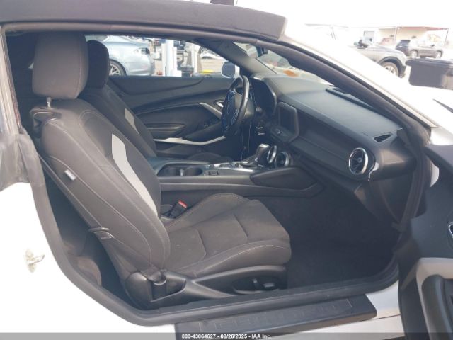 2021 CHEVROLET CAMARO 1G1FB3DX9M0112937 Photo 4