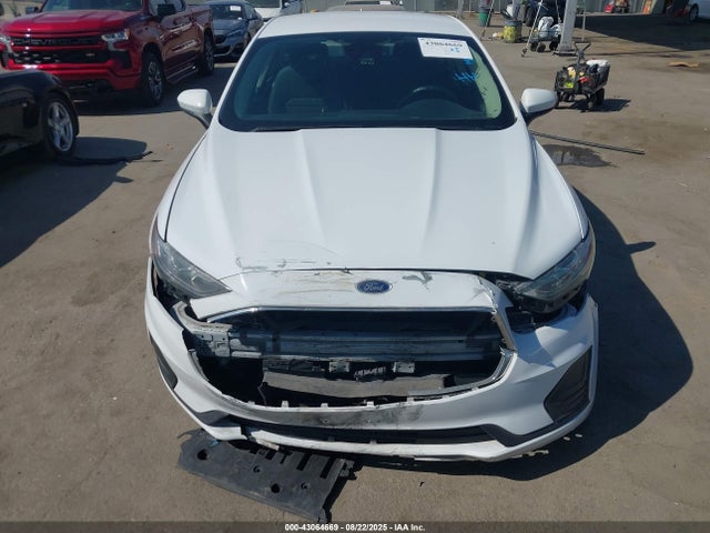 3FA6P0LUXKR272164 Ford 2019