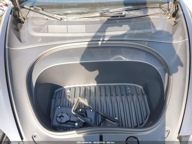 2025 TESLA MODEL 3 5YJ3E1EB4SF989312 Photo 9