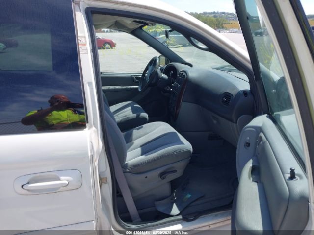 2004 CHRYSLER TOWN & COUNTRY 2C4GP44R84R571581 Photo 4