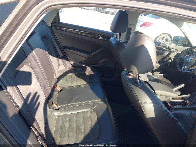 Volkswagen Passat 2015 1VWCM7A36FC025556 Image 8