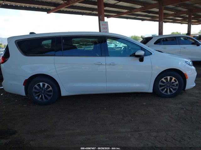 Chrysler Pacifica Hybrid Touring L 2023 2C4RC1L70PR584090 Image 13