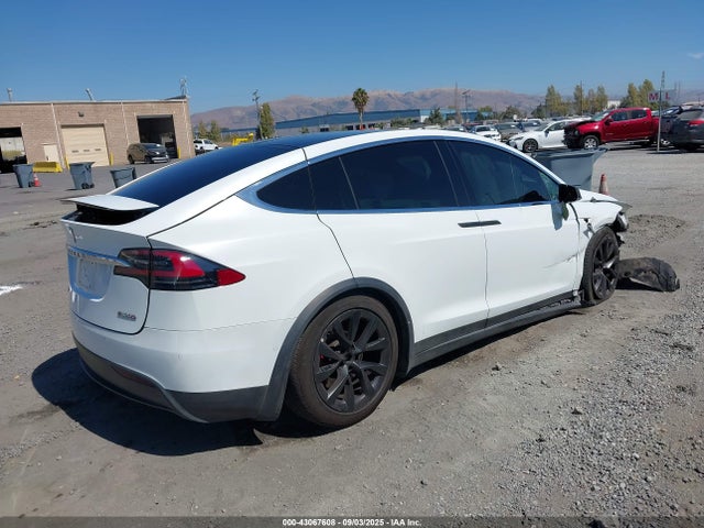 2016 TESLA MODEL X 5YJXCBE46GF018172 Photo 3