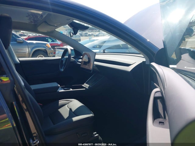 2026 TESLA MODEL Y 7SAYGDED9TF404831 Photo 4