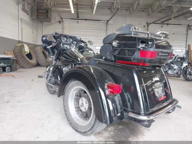 2011 HARLEY-DAVIDSON FLHTCUTG 1HD1MAM13BB853032 Photo 2