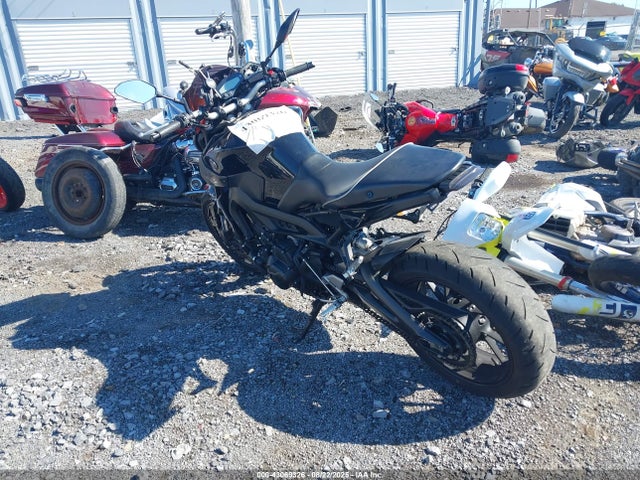 Yamaha FZ09 2016 JYARN33E7GA009876 Image 3