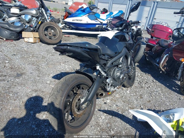 Yamaha FZ09 2016 JYARN33E7GA009876 Image 4