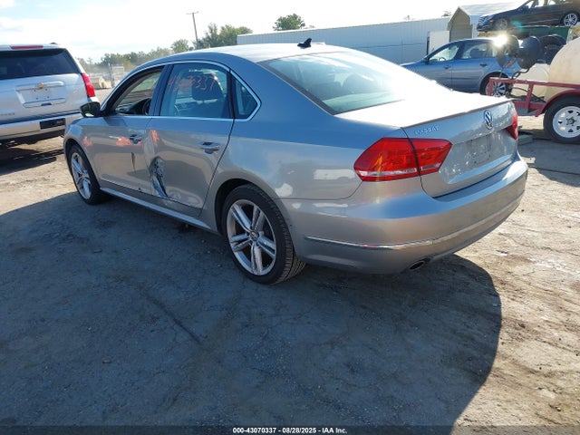 Volkswagen Passat 2014 1VWCN7A31EC106704 Image 3